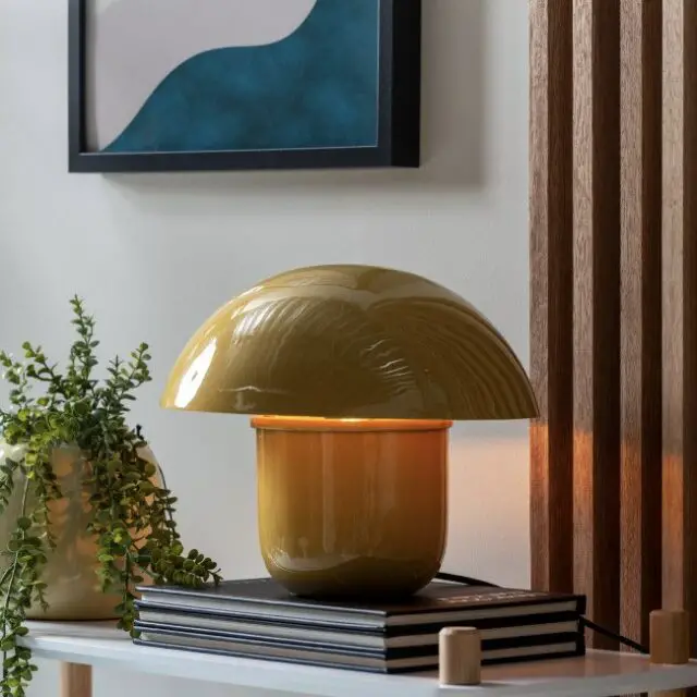Lampe à poser champignon en métal jaune original 
