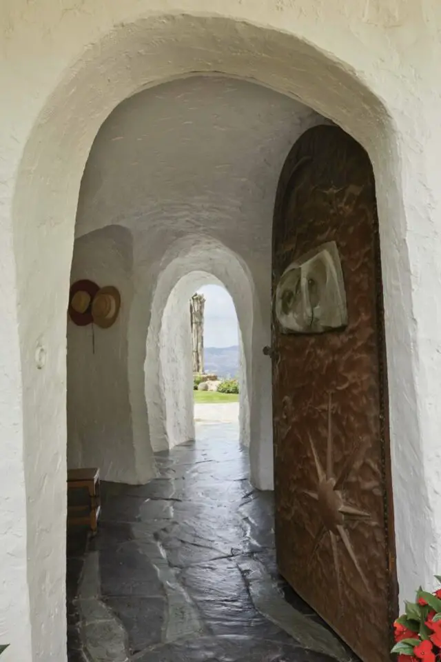 Maison architecte design sculpture intérieur porte d'entrée couloir vu sur le jardin unique 