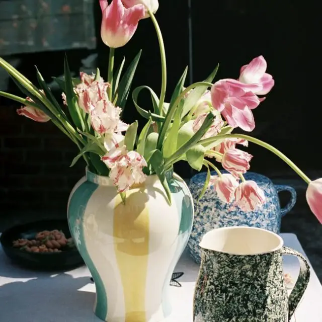 Vase en céramique à rayure jaune et bleu