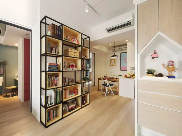 petite maison simple et colorée mobilier entrée ouverte sur salon et couloir bibliothèque rangement 