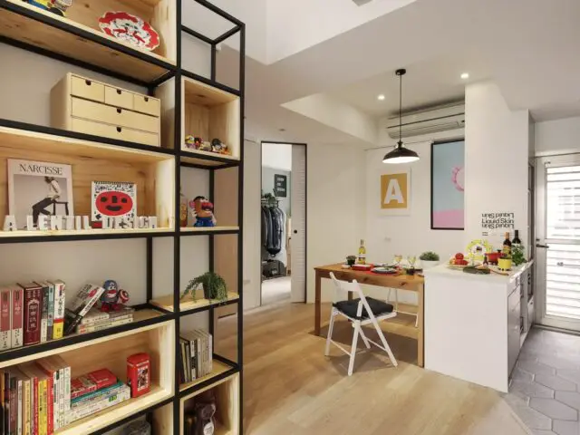 petite maison simple et colorée petit couloir ouvert sur cuisine et coin repas 