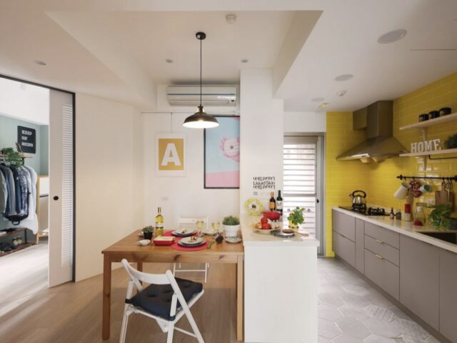 petite maison simple et colorée cuisine ouverte en longueur crédence jaune mobilier couleur taupe petit îlot plan snack séparation espace repas 2 personnes 