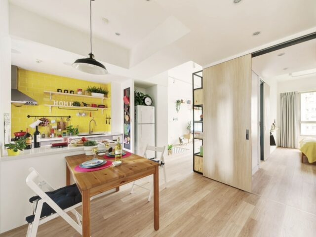petite maison simple et colorée répartition des espaces autour de la cuisine ouverte coin repas pour 2 personnes ouverture sur la chambre et le salon