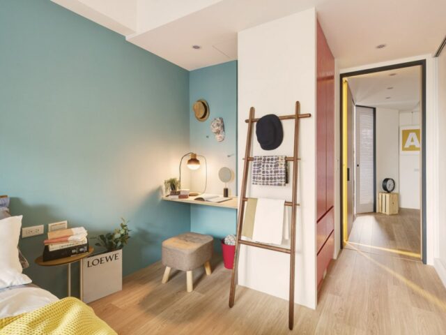 petite maison simple et colorée décoration de chambre adulte coin coiffeuse renfoncement placard porte rouge mur bleu 