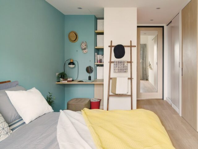 petite maison simple et colorée coiffeuse aménagement renfoncement chambre à coucher 