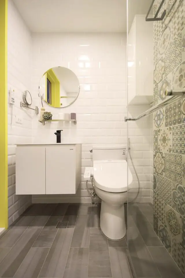 petite maison simple et moderne petite salle de bain avec douche carreaux de ciment mural carrelage métro blanc 