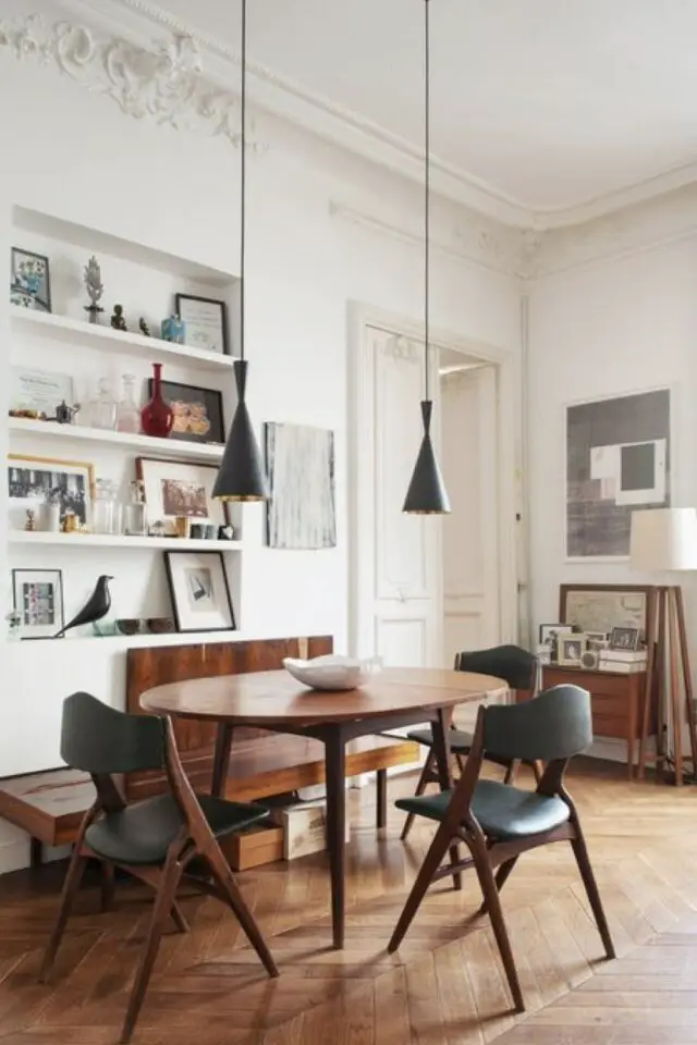 table de salle à manger ronde en bois noyer style années 50 appartement parisien chaises vintage 