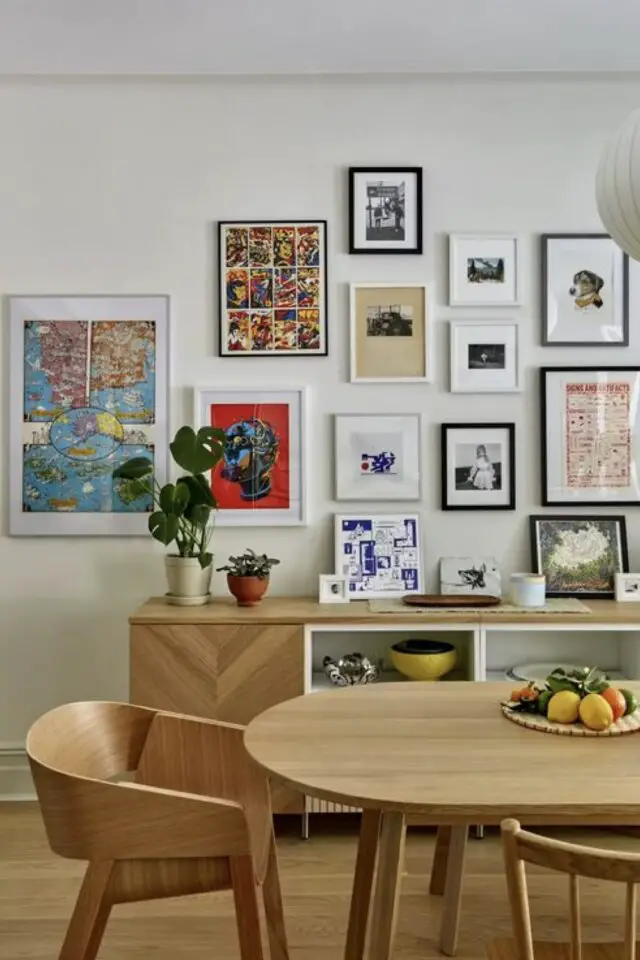 table de salle à manger ovale en bois moderne et chic simple galerie murale au dessus du buffet 