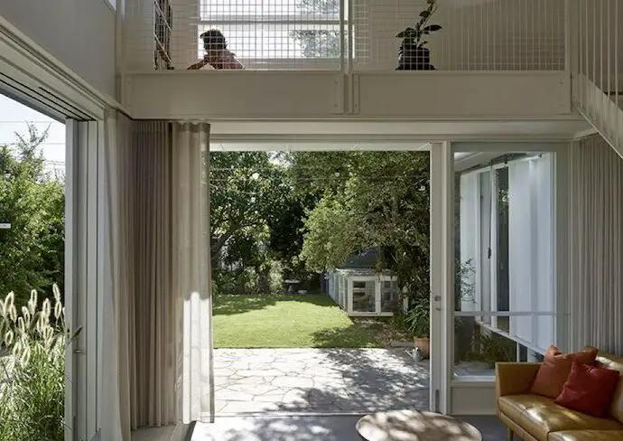 renovation petite maison ouverte jardin baie vitrée ouverture mur lumière naturelle architecture intérieure exemple