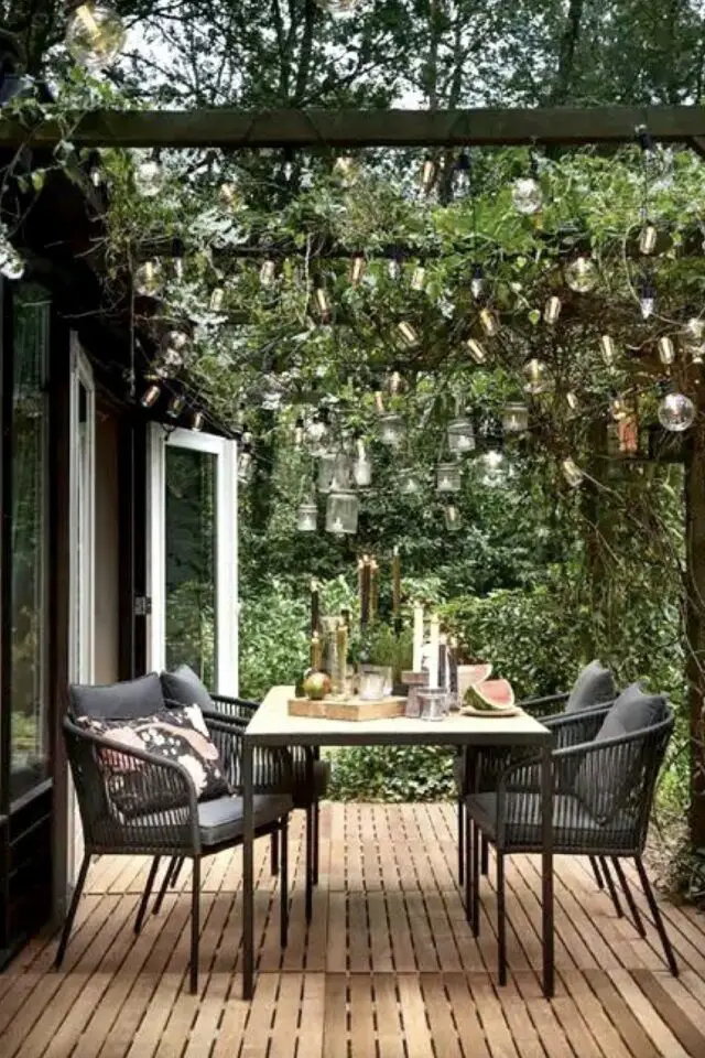 terrasse couverte moderne exemple chic et élégante pergola plantes suspendue grimpante luminaire extérieur guirlande table de repas salon de jardin 