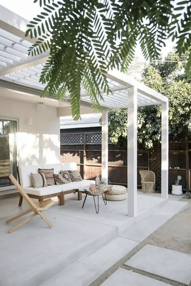 terrasse moderne en béton exemple accolée à la maison pergola blanche salon de jardin en bois chic simple 