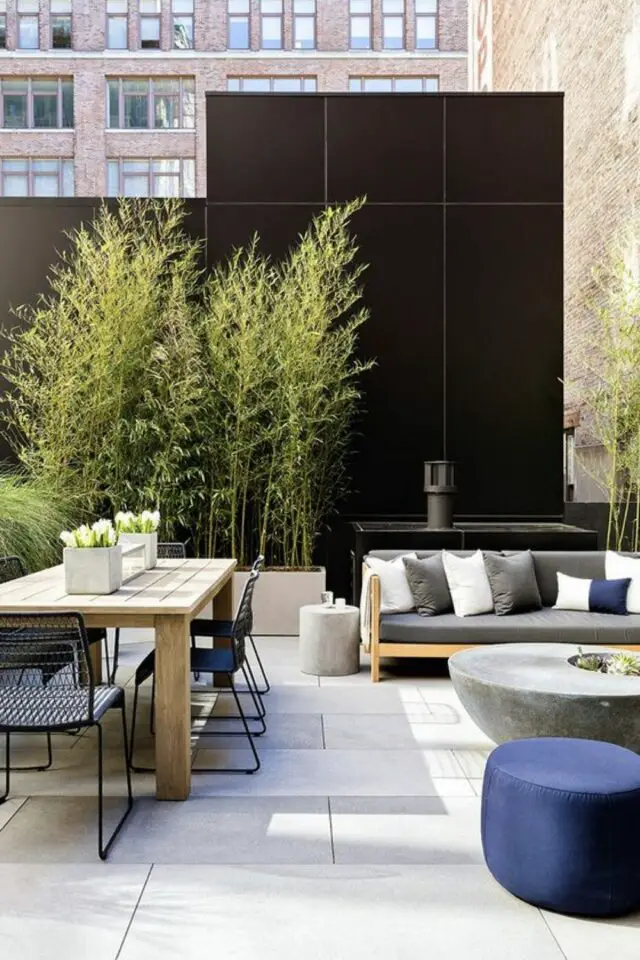 terrasse moderne en béton exemple grand espace dalle rectangulaire table repas bois chaise métal filaire canapé table basse outdoor ronde 