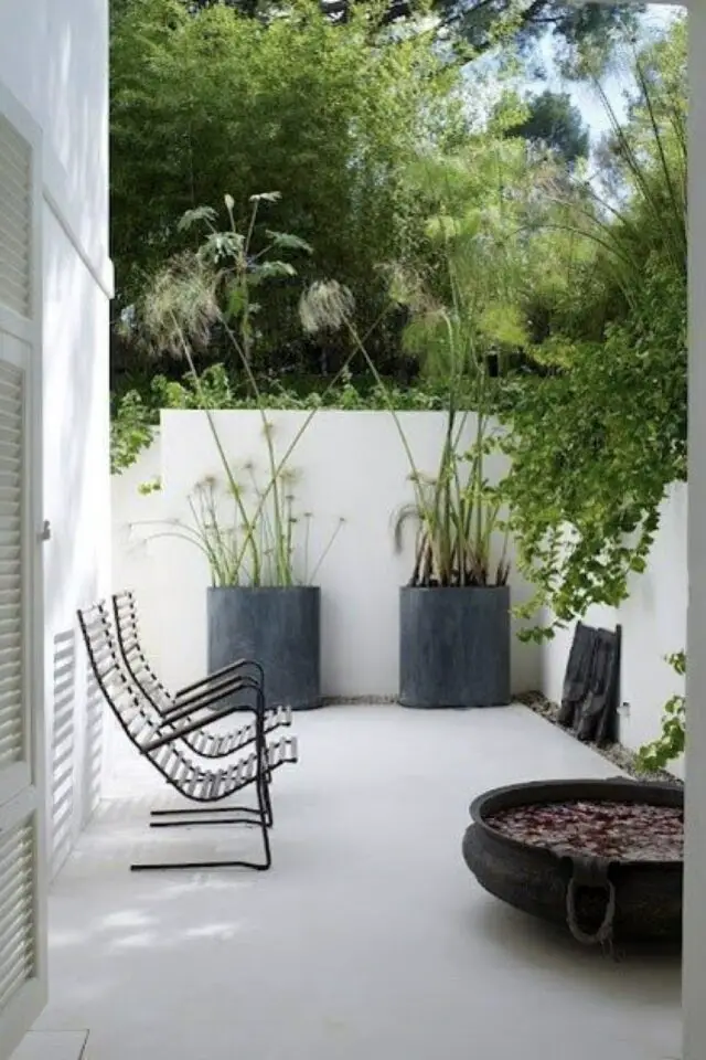 terrasse moderne en béton exemple patio de ville petit espace chic et élégant fauteuil en métal noir pots de fleurs XXL gris anthracite petit bassin 