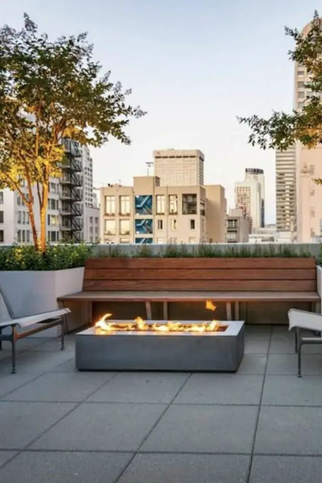 terrasse moderne en béton exemple toit-terrasse appartement dalle rectangulaire brasero banc en bois fauteuil 