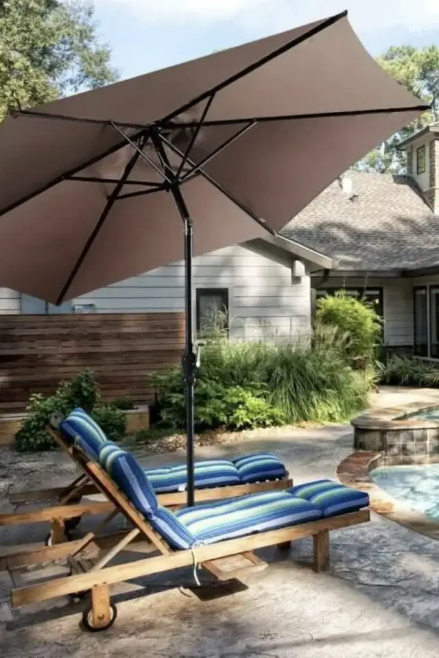 transformer le jardin en un week-end créer zone ombre parasol déporté au dessus de bain de soleil aménagement terrasse rapide 