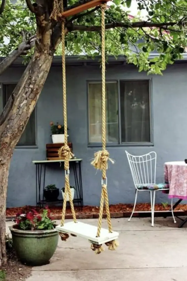transformer le jardin en un week-end espace jeu enfant balançoire suspendue à un arbre 