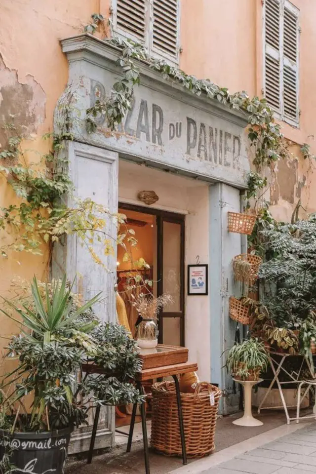 Marseille patrimoine a voir jolie façade bazar du panier visite promenade découverte vacances 