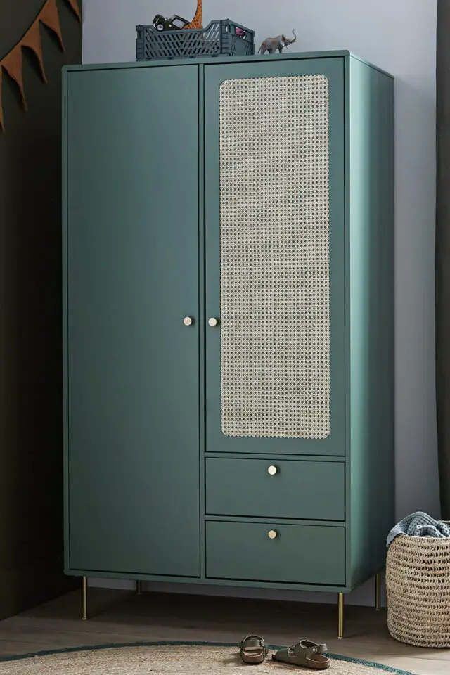 Armoire enfant vert et cannage chambre neutre