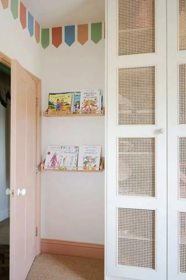 armoire deco chambre enfant portes blanche et cannage petite bibliothèque murale porte peinte en rose cendré 