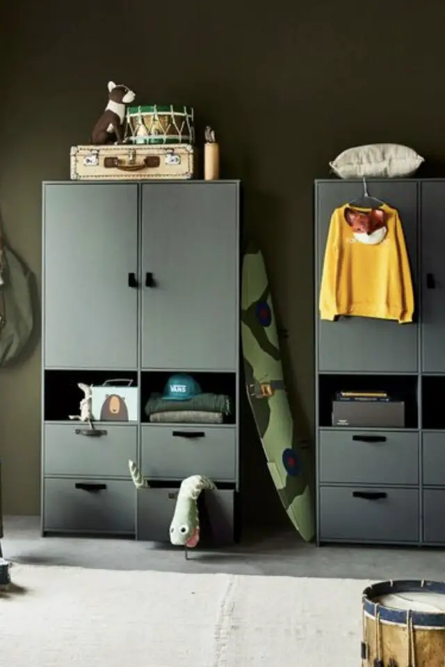 armoire deco chambre enfant garçon couleur vert kaki sobre porte niche et tiroir pratique 