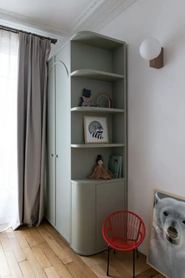 armoire deco chambre enfant meuble sur mesure avec étagères arrondies couleur vert sauge 