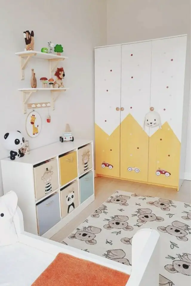 armoire deco chambre enfant blanche relookée jaune peinture facile meuble Ikea casiers rangement jouets 