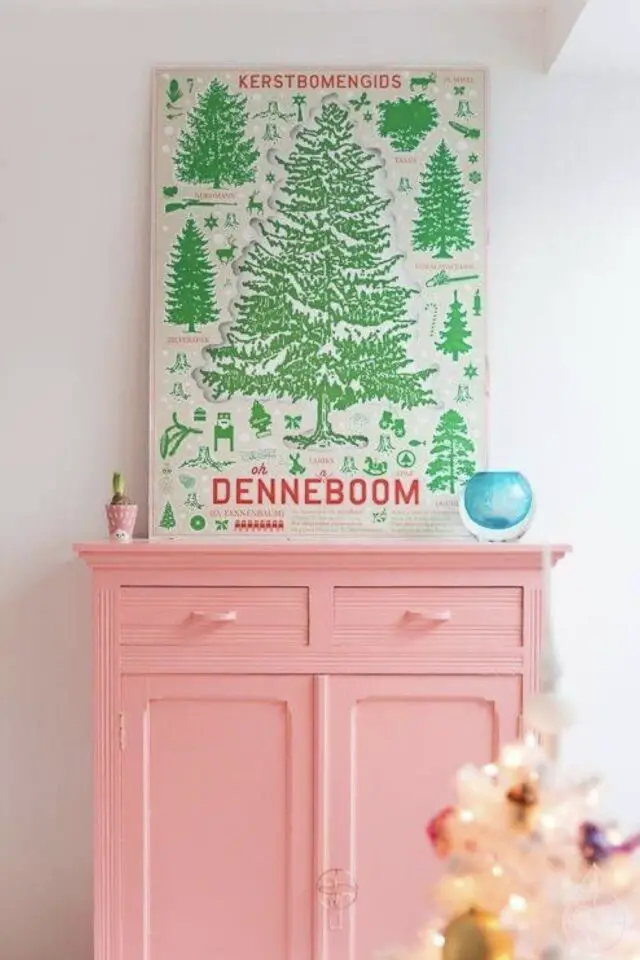 armoire deco chambre enfant parisienne classique relookée peinture rose tableau affiche encadrée posée dessus 