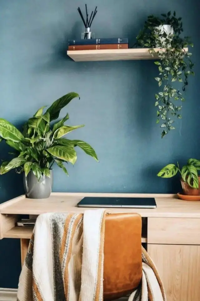 bien choisir couleur bureau bleu neutre grisé simple tendre mobilier en bois clair plantes vertes calme et apaisant 