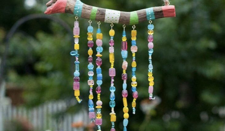 bricolage jardin récup créer carillon bout de bois peinture perles colorées facile à faire exemple à copier