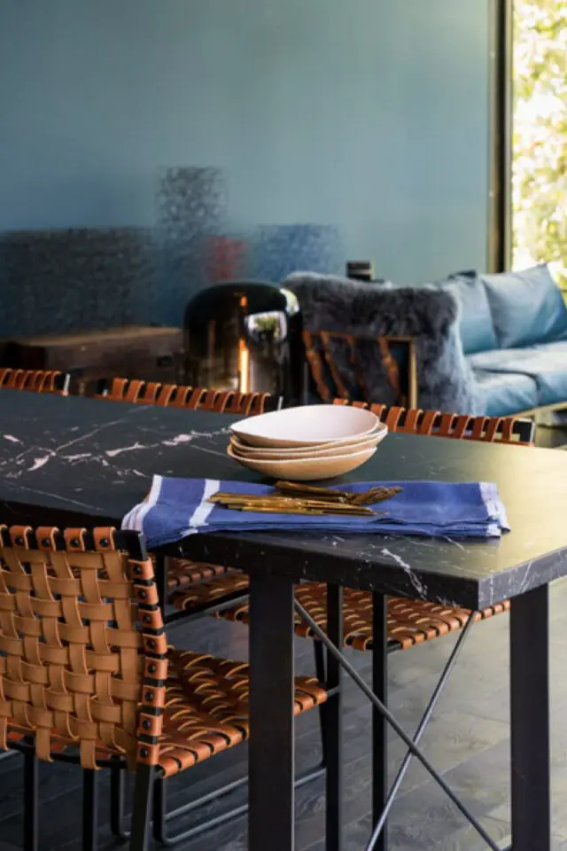 bungalow maison compacte moderne salle à manger table noire plateau marbre chaises métal et cuir élégant chic 