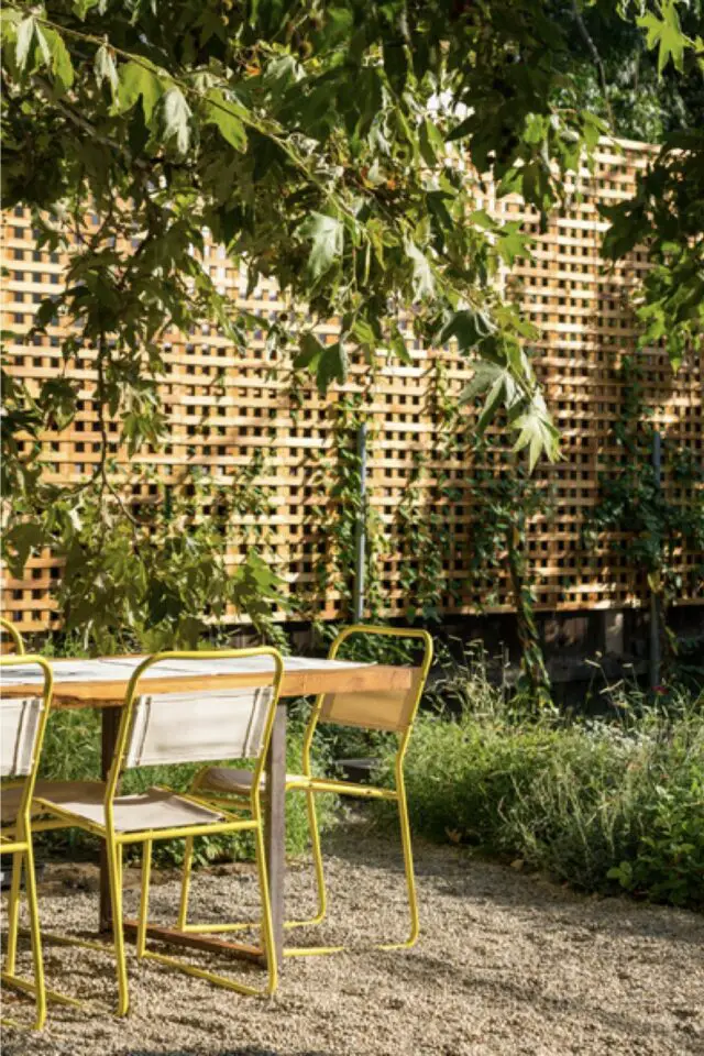 bungalow maison compacte moderne jardin claustras bois moderne treillis chaise salon de jardin jaune en métal table repas extérieur 