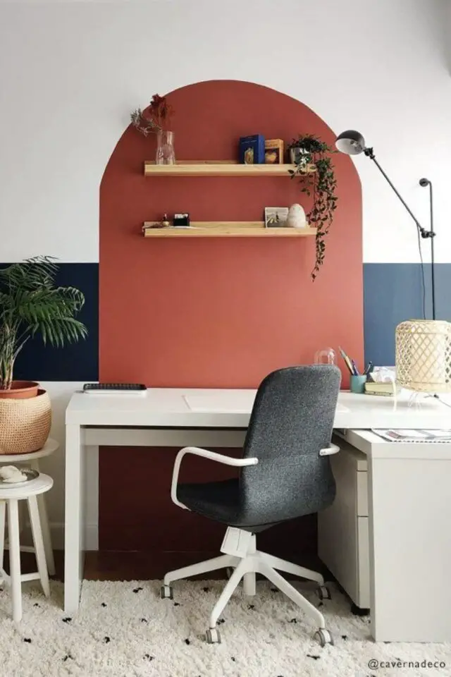 bureau à domicile couleur exemple arche peinte en rouge grenat élégant productivité soubassement beu nuit meuble blanc petit espace 