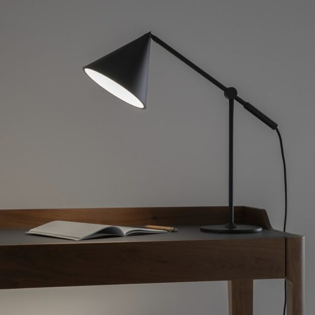 Lampe de bureau articulée noir chic