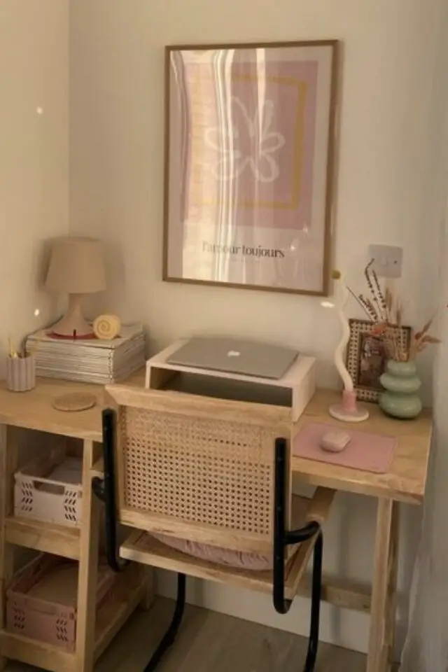 bureau maison couleur neutres coin dans la chambre meuble de travail en bois avec étagères affiche encadrée accrochée au mur 