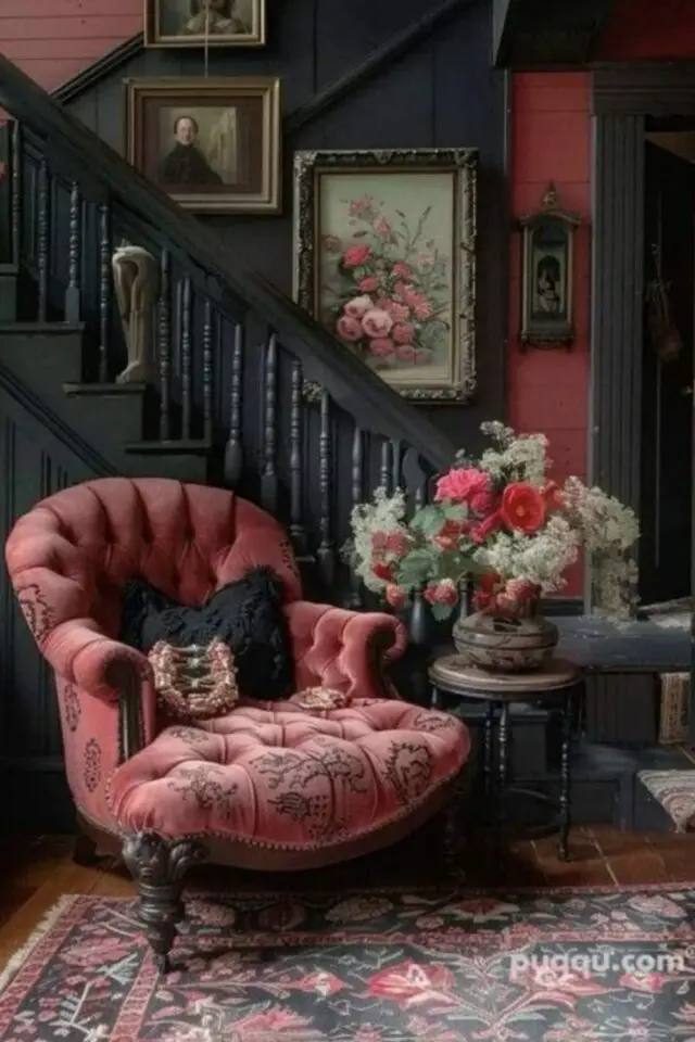 caractéristiques style regencycore décoration La Chronique des Bridgerton fauteuil ancien capitonné rose escalier peinture noir bouquet de fleurs 