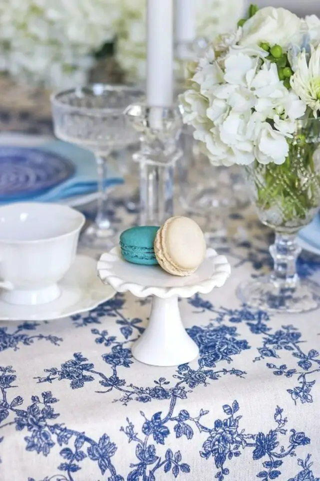 caractéristiques style regencycore décoration art de la table nappe fleurie bleu et blanc macarons jolie vaisselle 