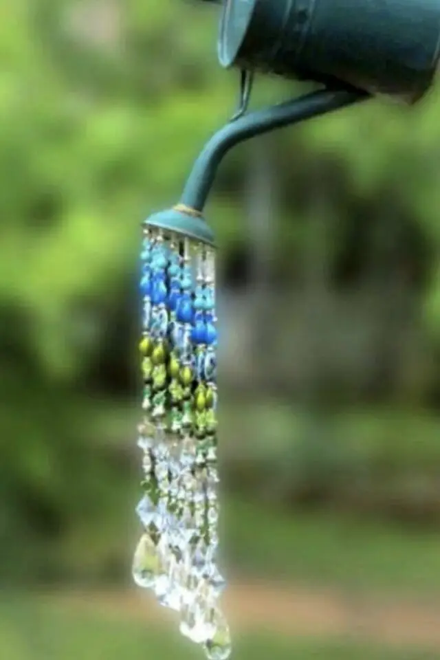 carillon bricolage récup jardin arrosoir ancienne perles et pampilles jeu de couleur bleu vert et transparent 