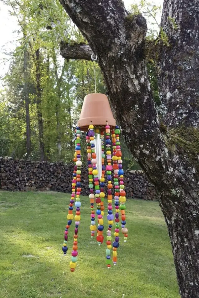 carillon bricolage récup jardin pot de fleurs et perles en bois multicolore exemple facile à copier 