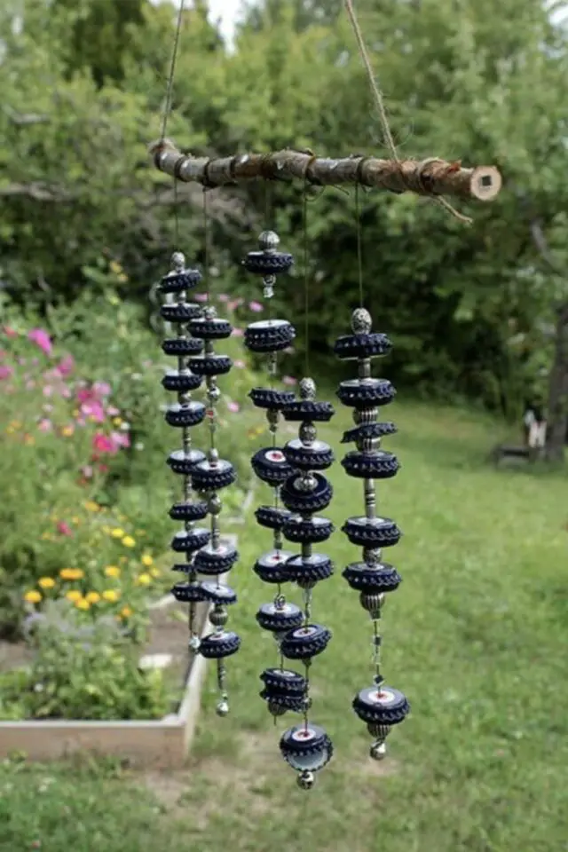 carillon éolien récup à fabriquer capsule de bière ficelles perles branche d'arbre bricolage à copier pas cher 