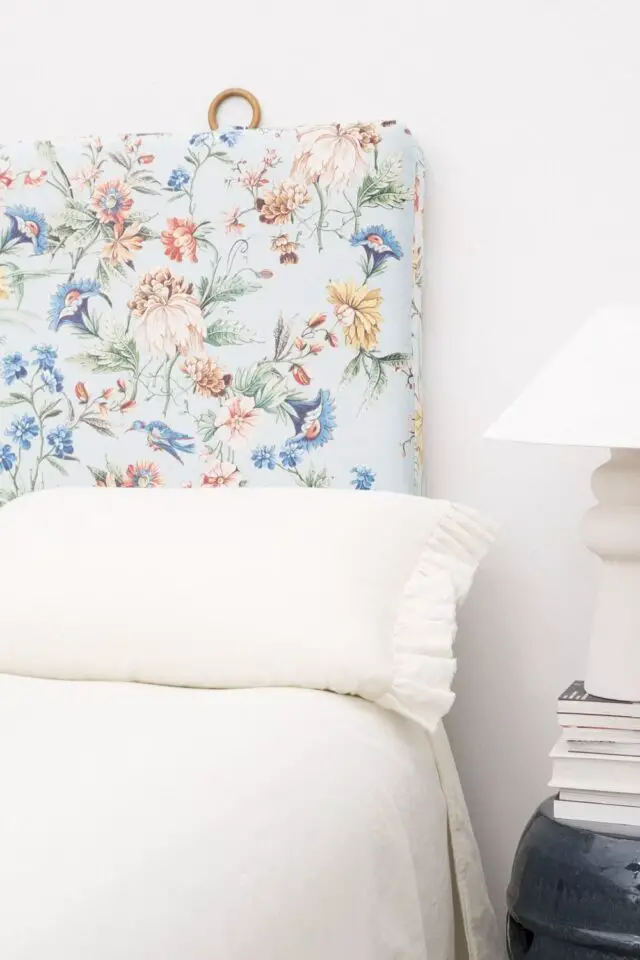 Tête de lit en velours et mousse imprimé floral, fond bleu clair