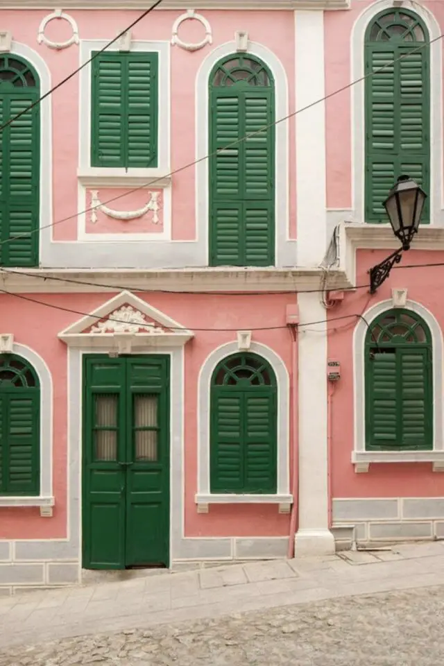 couleur façade maison ancienne élégante vert bouteille volet détails blanc et fond rose chic 