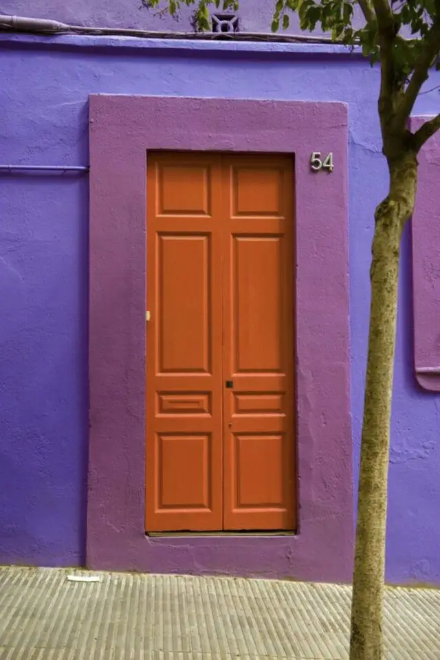 couleur façade originale violet prune et porte d'entrée en bois orange color bloc 