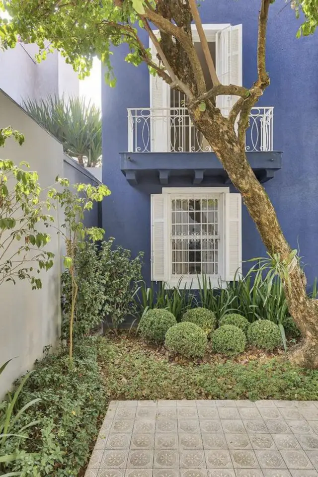 façade de maison couleur peinture volet blanc mur bleu balcon 