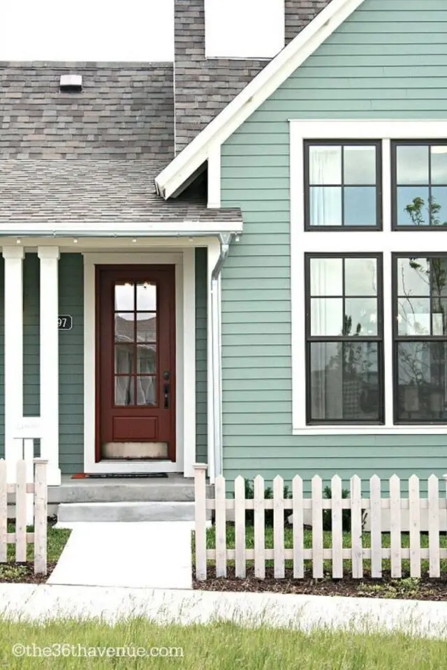 façade de maison bois peint en vert céladon et blanc original et classique à la fois 