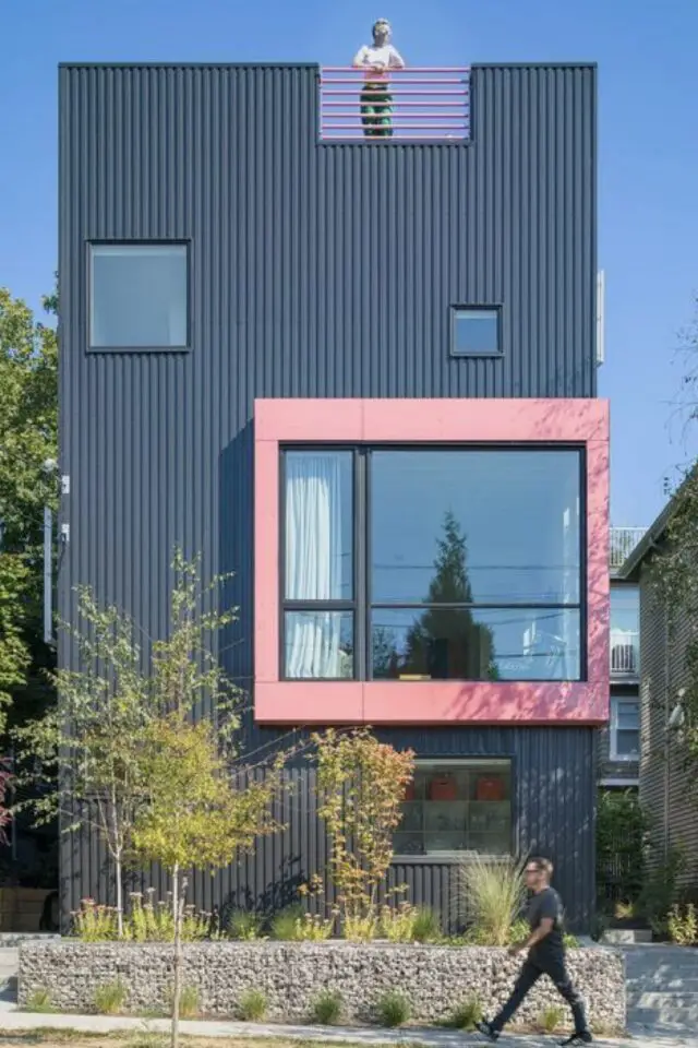 façade de maison moderne revêtement gris anthracite mise en valeur de la baie vitrée avec du rose contraste 