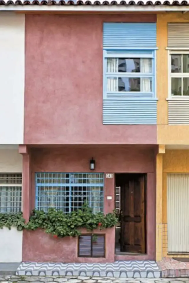 façade petite maison de ville peinture couleur terracotta tadelakt fenêtre bleu ciel couleur nature et moderne 