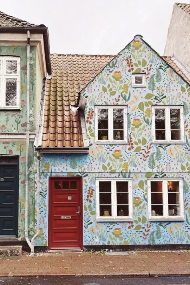 petite maison de ville peinture façade originale fond pastel fresque floral motif fleurs idée à copier 