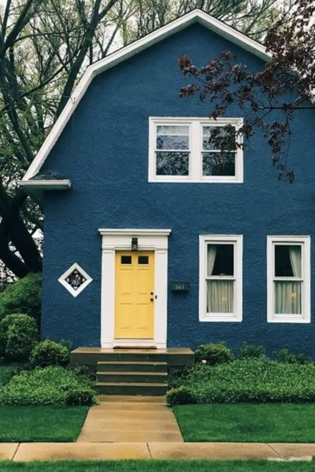 façade petite maison individuelle encadrement fenêtre blanc porte entrée jaune mur bleu nuit chic et élégant 