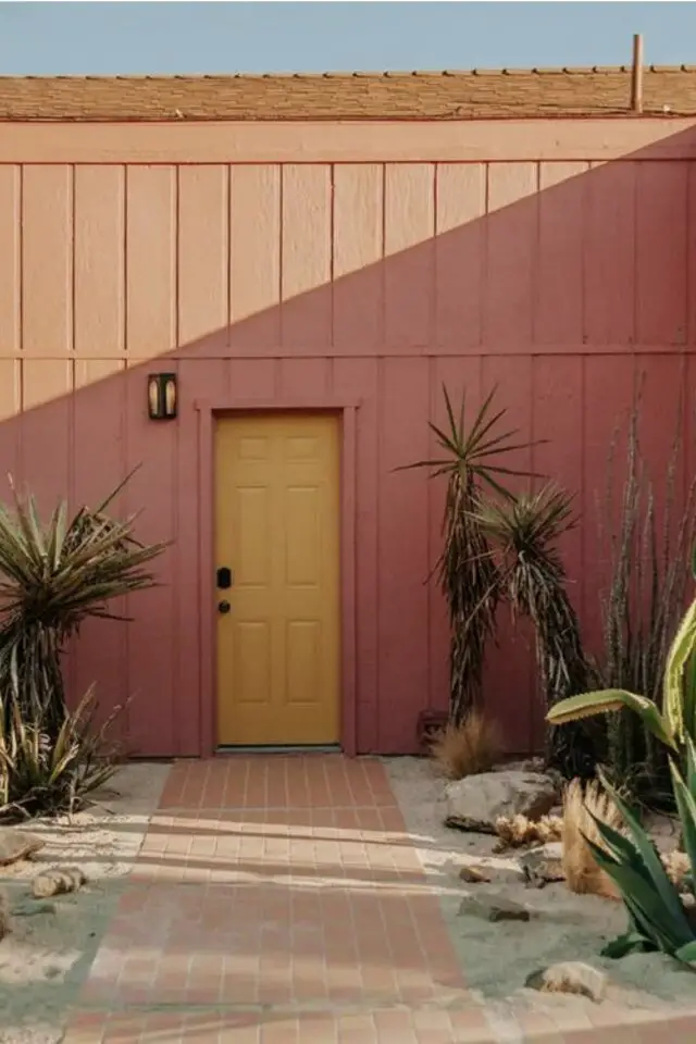 couleur naturelle façade maison terracotta porte d'entrée jaune harmonie colorée 