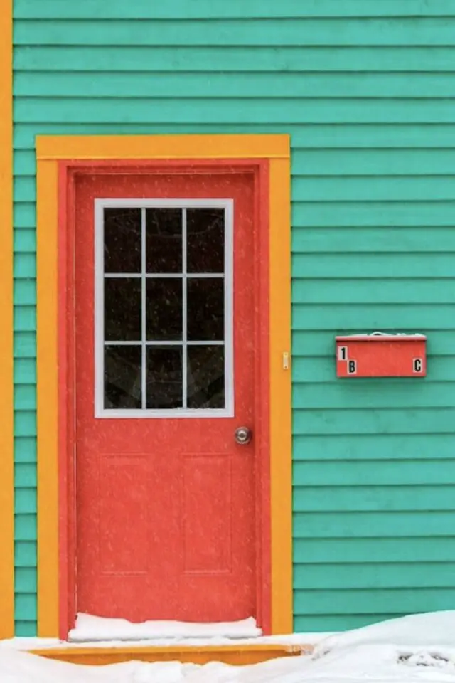 idée décoration façade maison extérieure bois vert encadrement porte jaune intérieur orange color bloc 